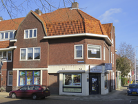 908579 Gezicht op het winkelhoekpand Jan van Scorelstraat 81 te Utrecht, met op de voorgrond de Hobbemastraat.N.B. ...
